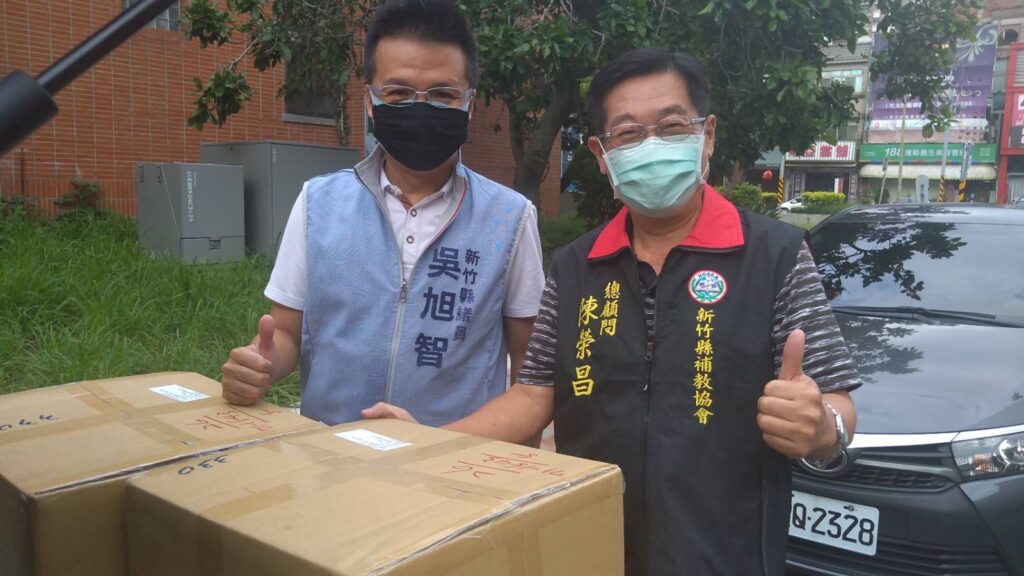 捐贈縣府前後共600個防疫面罩01