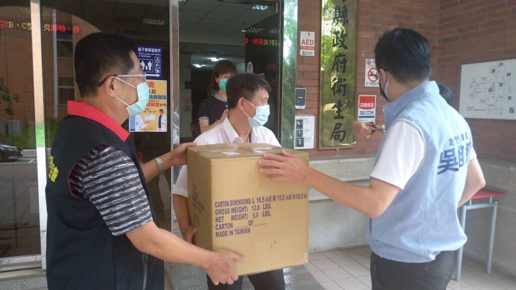 捐贈縣府前後共600個防疫面罩02