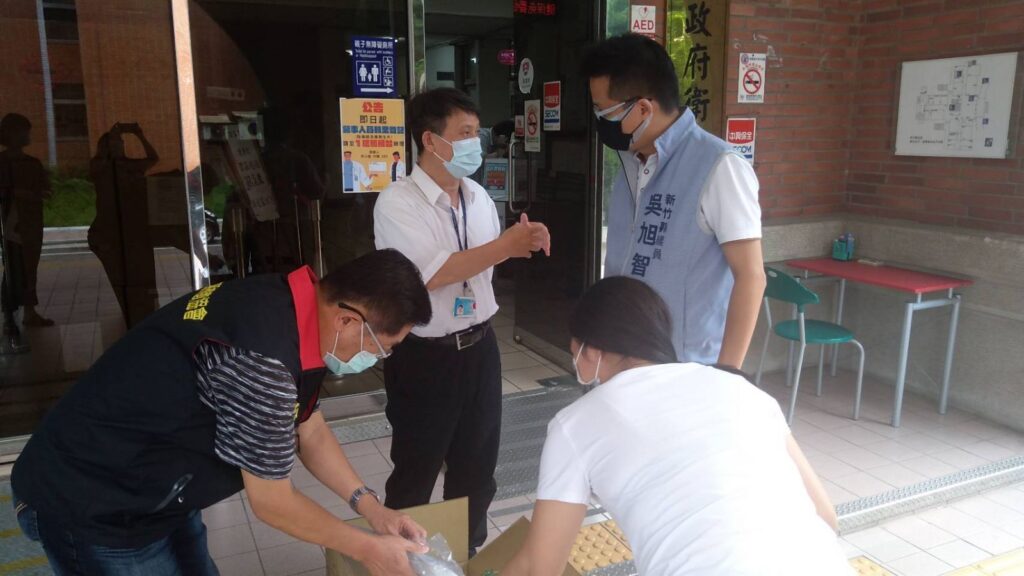 捐贈縣府前後共600個防疫面罩03