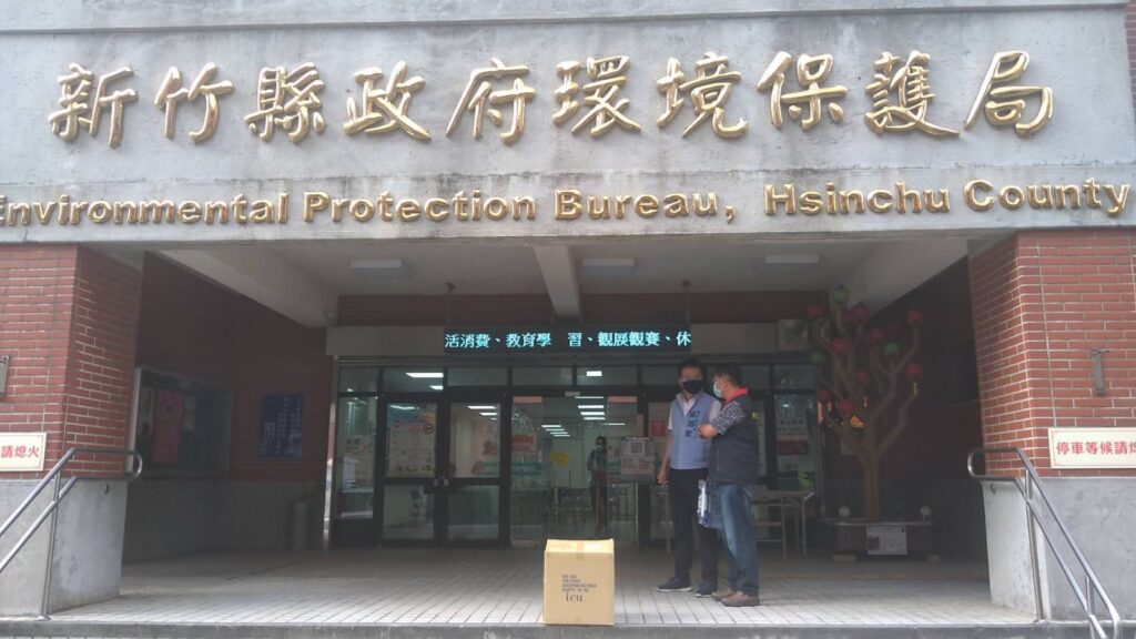 捐贈縣府前後共600個防疫面罩06